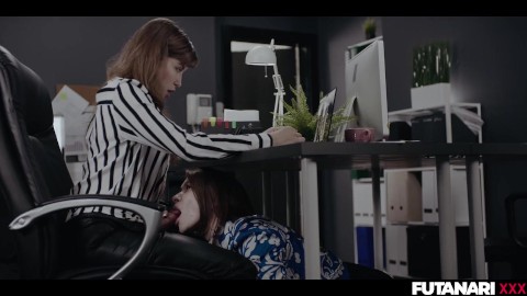 痴女従業員は彼女のディックトレーラーを吸うことで上司のビデオ通話を中断します